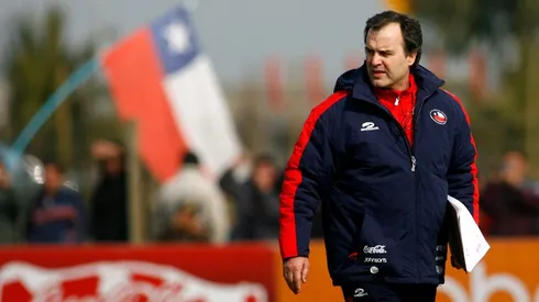 FUTBOL, ENTRENAMIENTO SELECCION CHILENA. MARCELO BIELSA, ENTRENADOR, OBSERVA LA PRACTICA DE SUS DIRIGIDOS, MIENTRAS UNA BANDERA CHILENA ONDEA A SUS ESPALDAS. 23/08/2007 SANTIAGO, CHILE.