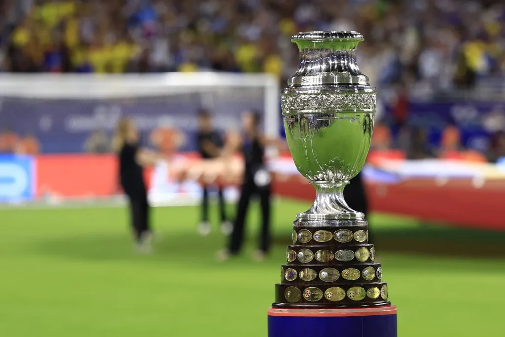 Claudio Borghi critica la realización de la Copa América en otro territorio.