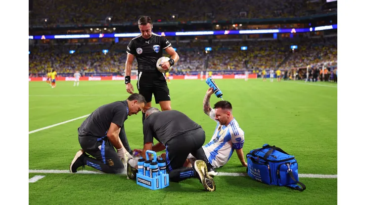Lionel Messi sufrió molestias físicas tras recibir dura infracción. (Foto: Getty)