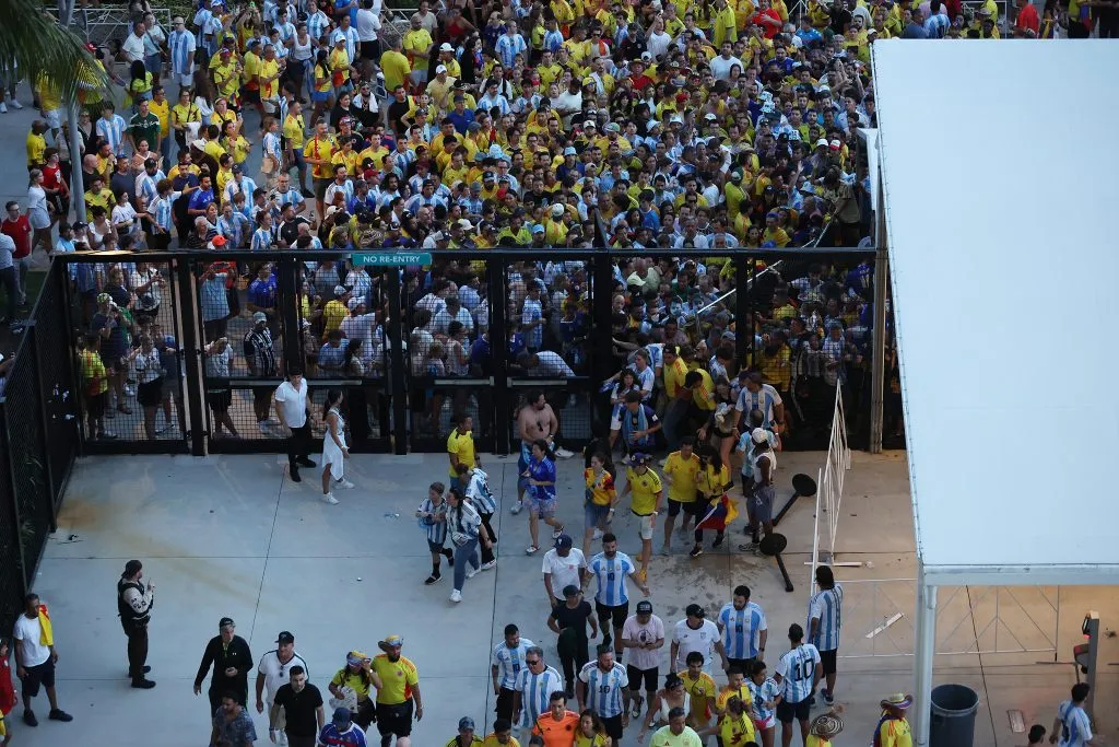 Esto fue lo que se vivió en los accesos del Hard Rock Stadium en la final de la Copa América 2024. (Foto: Megan Briggs/Getty Images)