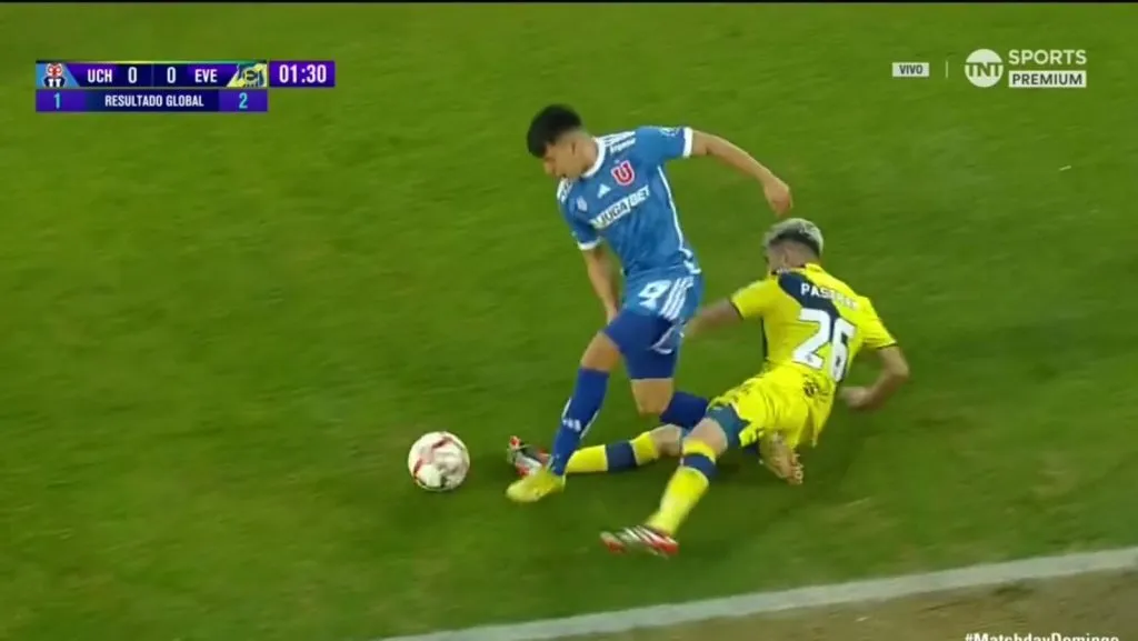 La dura entrada de Pastrán que lesionó a Vásquez | Foto: Captura