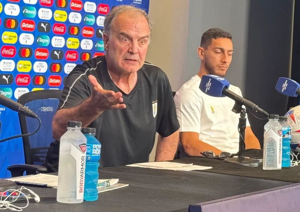 Marcelo Bielsa perdió los estribos en plena conferencia de prensa | FOTO: Twitter
