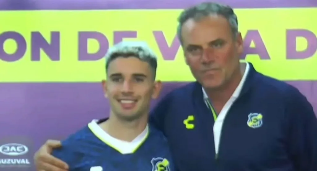 Lautaro Pastrán posando con la camiseta de Everton | FOTO: Captura