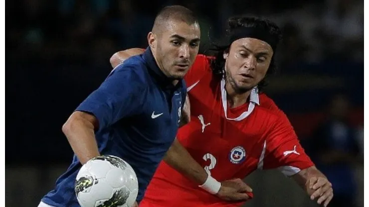 Waldo Ponce enfrentando a Karim Benzema en amistoso de La Roja.