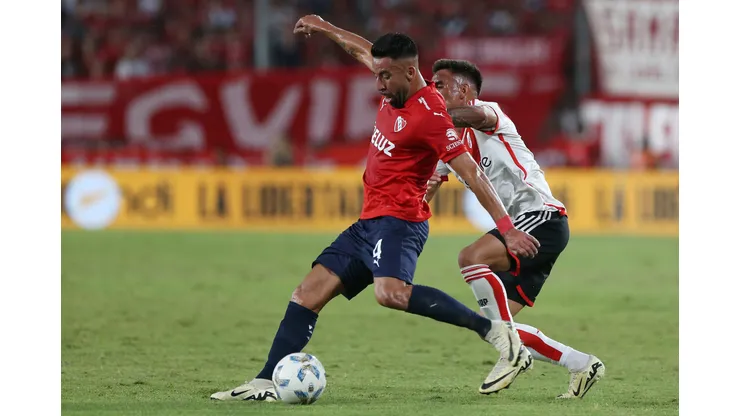 Mauricio Isla recibe ultimátum de Independiente. (Foto: Daniel Jayo/Getty Images)