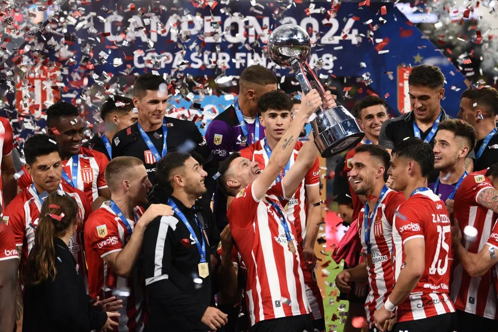 Fernando Zuqui levantando el título de la Copa de la Liga | FOTO: Joaquín Camiletti/Getty Images