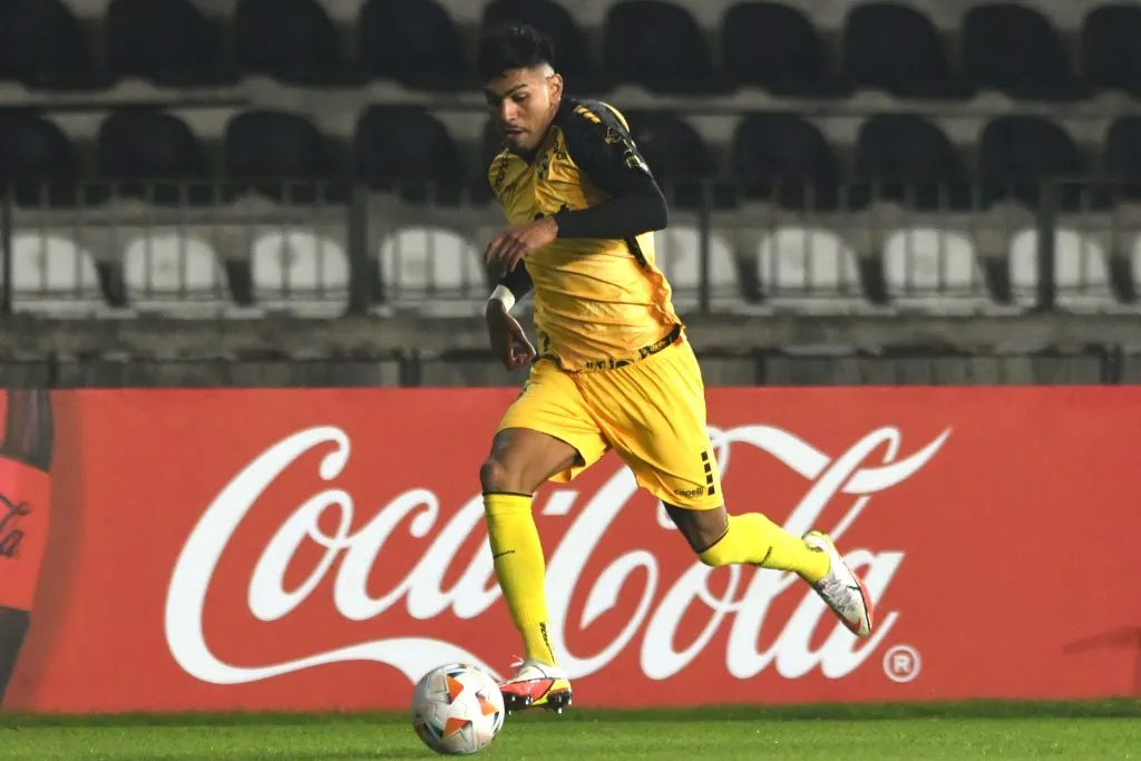 El lateral Dylan Escobar vuelve a tomar fuerza en la carpeta de Colo Colo. (Foto: Alejandro Pizarro Ubilla/Photosport)