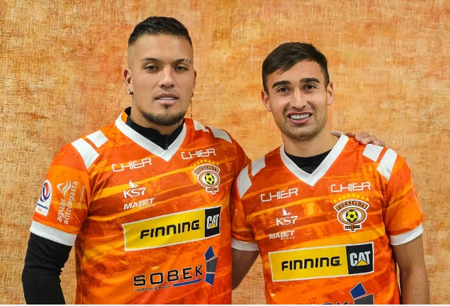 Parraguez y Ogaz posando con la camiseta de Cobreloa | FOTO: Cobreloa