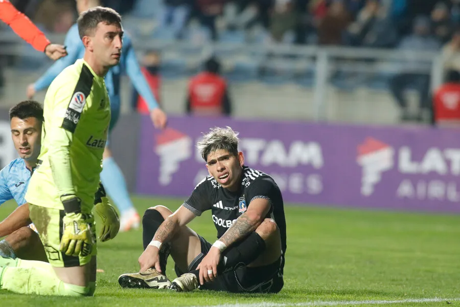 Carlos Palacios encontró en Valdivia un defensor. | Foto: Photosport