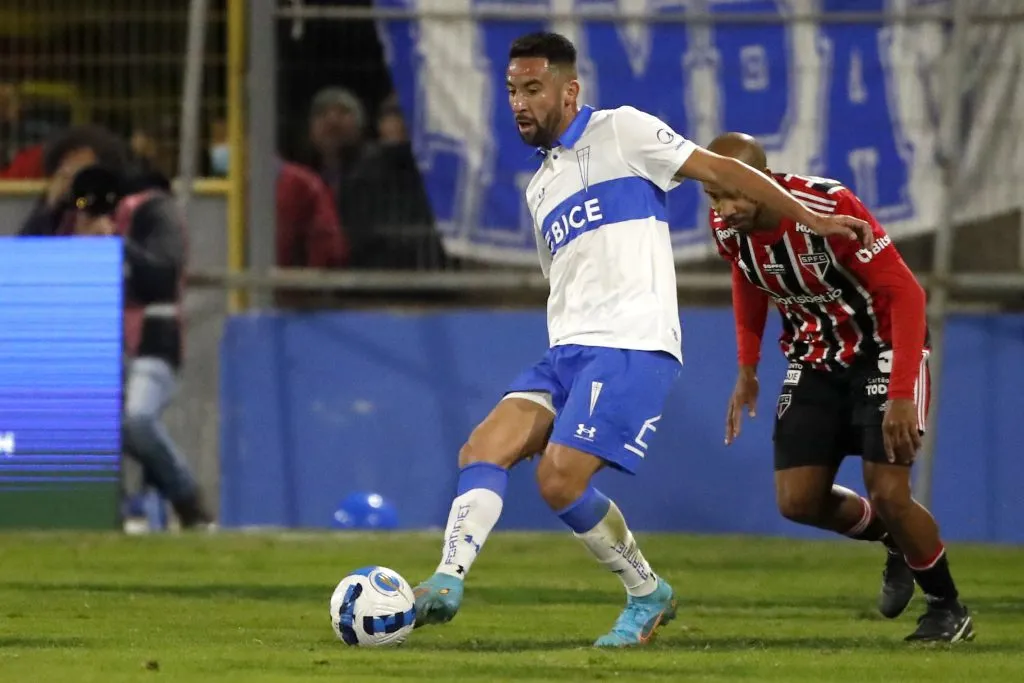 Colo Colo sería el segundo club de Isla en Chile | FOTO: Andres Pina/Photosport