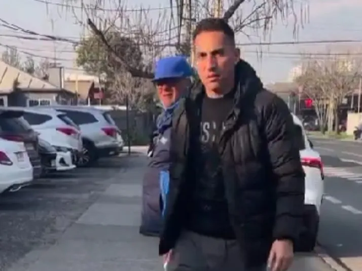 VIDEO: La furiosa reacción de Correa contra un periodista al llegar a la Clínica Meds