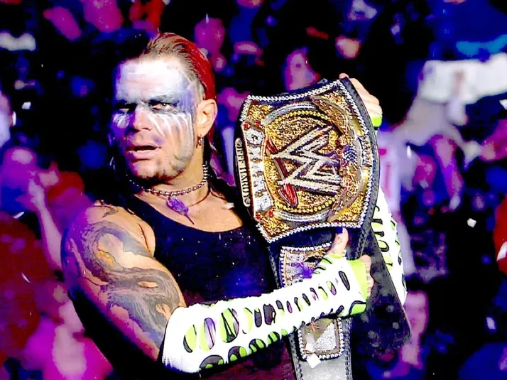 Estrella de la WWE sorprende y se calza la camiseta de Colo Colo