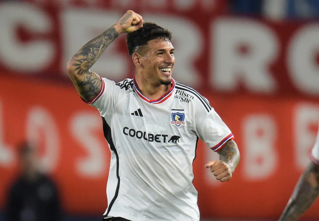 Alan Saldivia será el lateral derecho albo ante Santa Cruz. (Foto: Photosport)