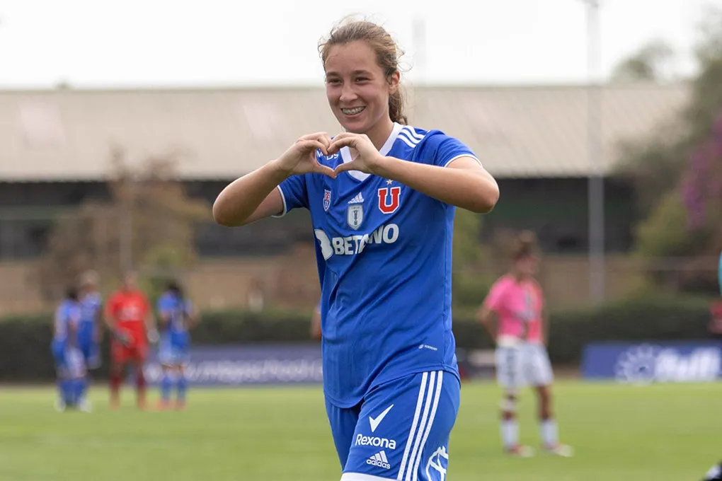 Sonya Keefe, en su época de esplendor como goleadora azul (Archivo)