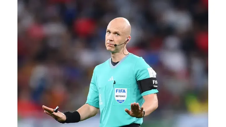 Anthony Taylor fue sancionado por la UEFA