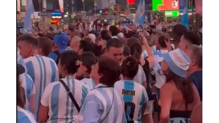 Hinchas chilenos trolean a argentinos en Times Square