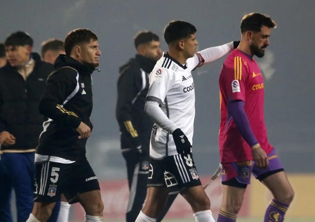 Los jugadores de Colo Colo salieron cabizbajos tras el empate con Deportes Santa Cruz. (Foto: José Robles/Photosport)