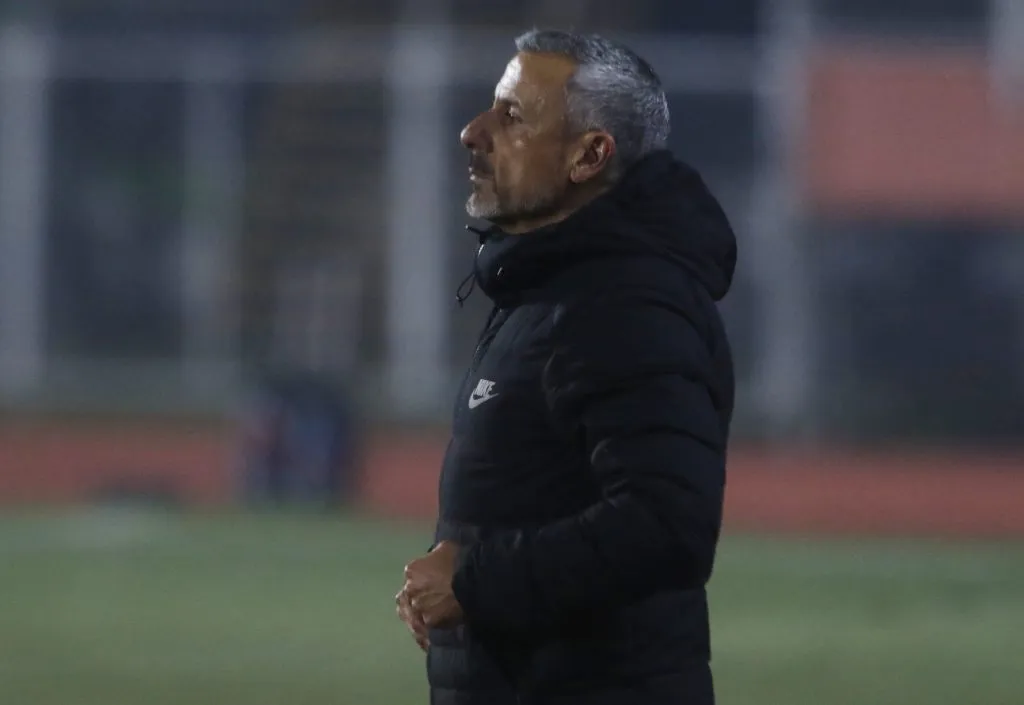 Coca Mendoza destacó a Hernán Peña, director técnico de Deportes Santa Cruz. (Foto: José Robles/Photosport)