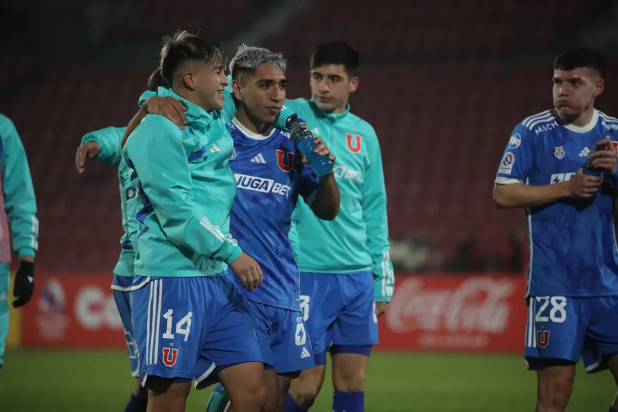 Morales y los abrazos de sus compañeros que olían a despedida (Photosport)