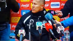 Jorge Almirón sufrió con un desperfecto técnico tras el Colo Colo vs Deportes Santa Cruz en Curicó. (Foto: Captura)