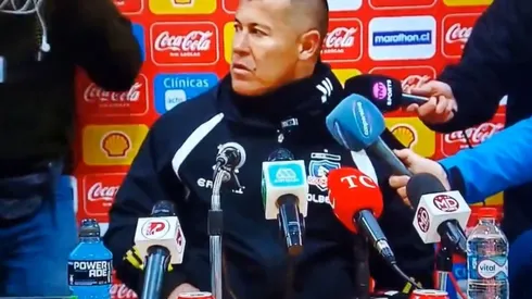 Jorge Almirón sufrió con un desperfecto técnico tras el Colo Colo vs Deportes Santa Cruz en Curicó. (Foto: Captura)