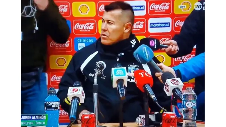 Jorge Almirón sufrió con un desperfecto técnico tras el Colo Colo vs Deportes Santa Cruz en Curicó. (Foto: Captura)