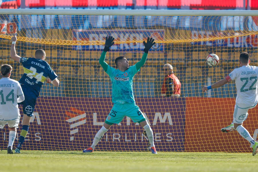 Castellón ve cómo el balón se mete en su arco para el segundo gol de Everton (Photosport)
