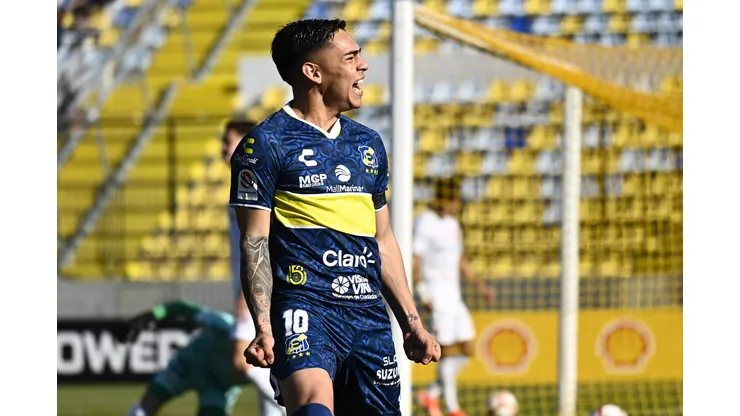 Joan Cruz le marca a Universidad de Chile. (Foto: Photosport)