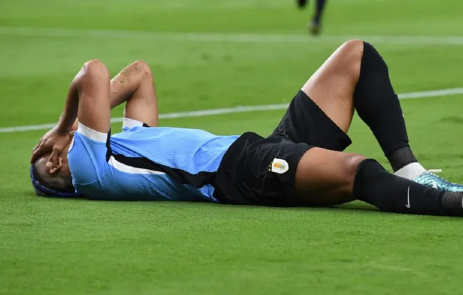 Ronald Araujo será baja sensible en la celeste de Marcelo Bielsa y se perderá el resto de la copa