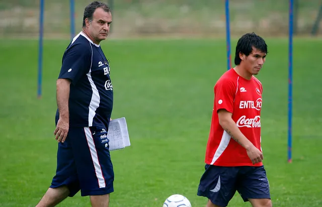 Bielsa dirigiendo a La Roja | Foto: Photosport