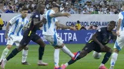 Cuti Romero va en plancha contra Moisés Caicedo, pero no recibe amonestación. (Foto: Captura)