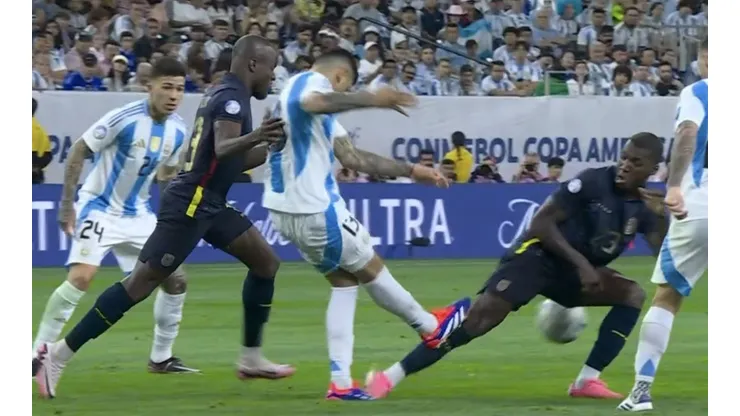 Cuti Romero va en plancha contra Moisés Caicedo, pero no recibe amonestación. (Foto: Captura)