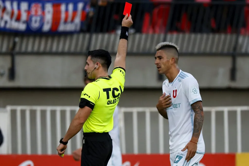 Leandro Fernández expulsado en la ida con San Antonio Unido. (Foto: Photosport)