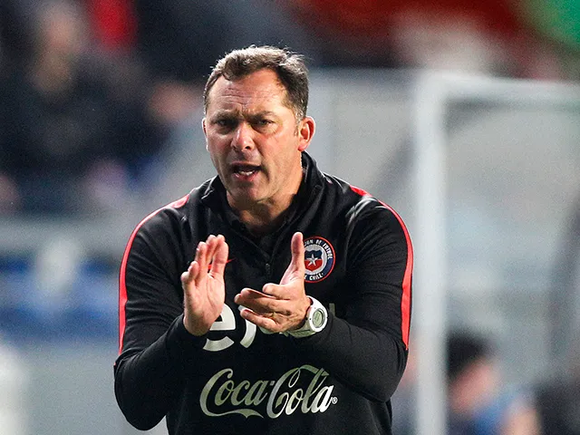 Caputto dirigiendo la selección chilena sub 17 en 2017 (Photosport)