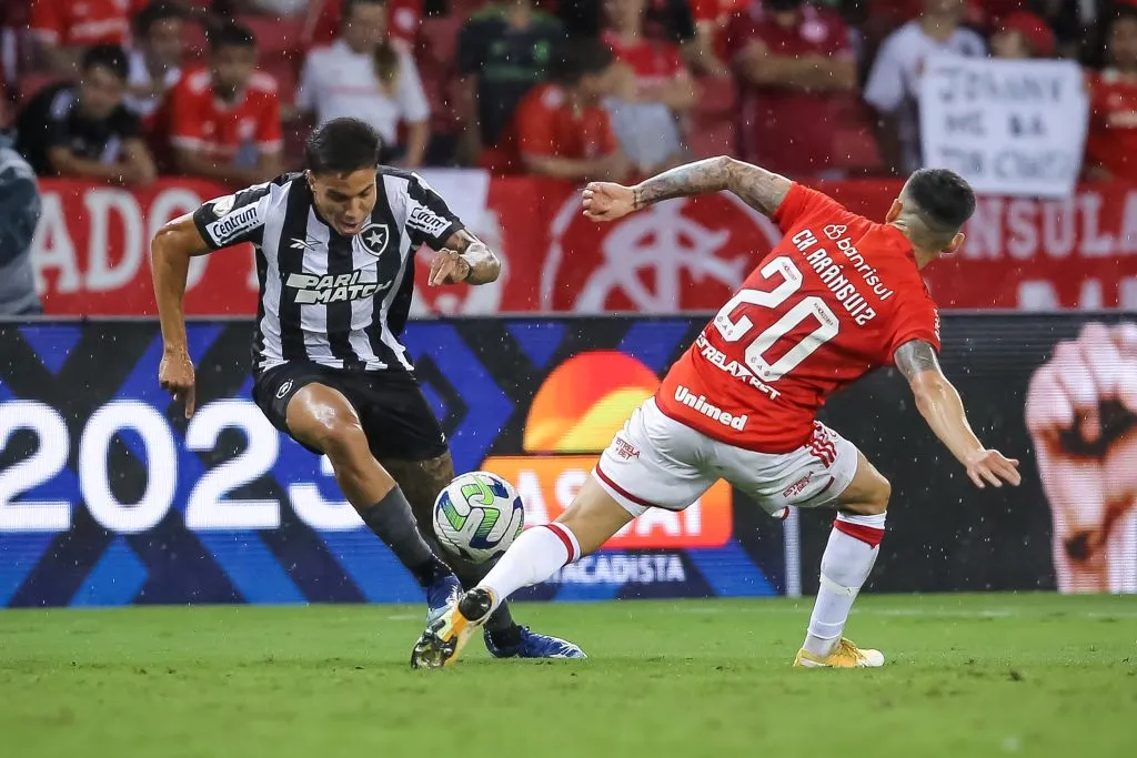 Charles Aránguiz en el partido del Inter de Porto Alegre vs Botafogo. (Foto: Getty Images)