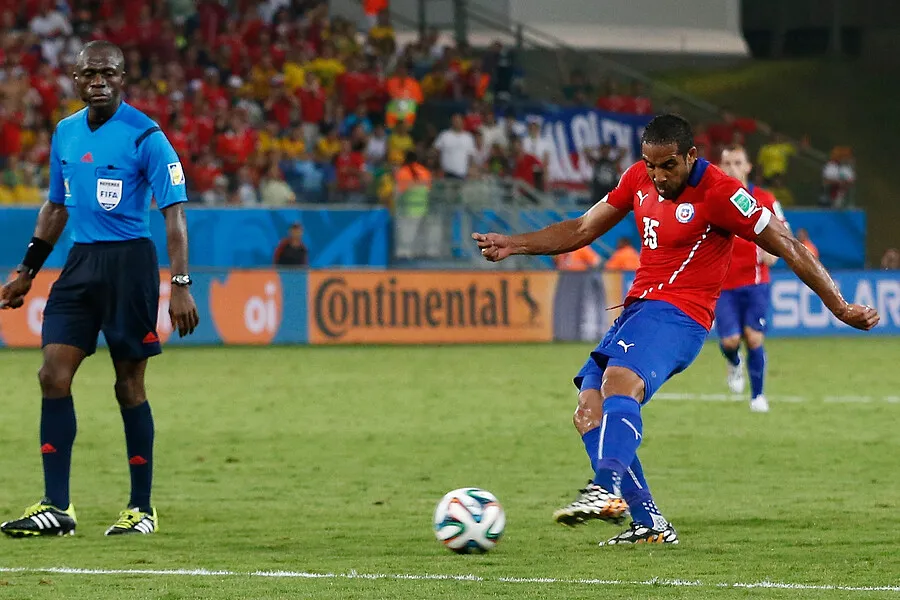 Beausejour a punto de anotar su segundo gol en un mundial. Es máximo referente del nuevo jugador azul (Photosport)