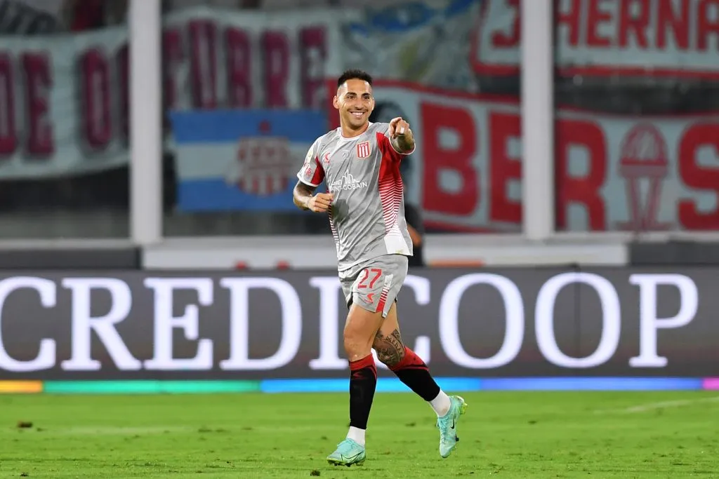 Javier Correa celebrando uno de los 10 goles que convirtió con el elenco Pincharrata | FOTO: Hernan Cortez/Getty Images