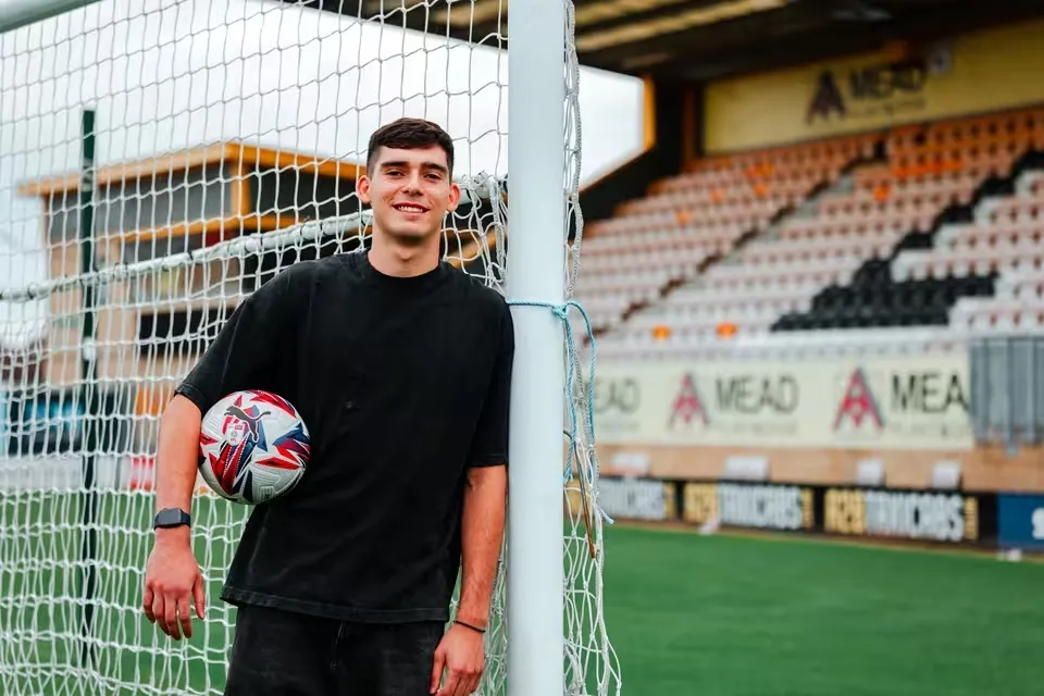 Vicente Reyes nuevo refuerzo del Cambridge United. (Foto: @CambridgeUtdFC)