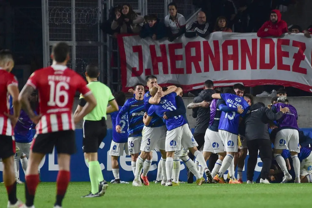 Huachipato celebrando en su triunfo frente a Estudiantes por la Copa Libertadores. (Foto: Photosport)