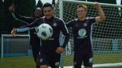 Gabriel Suazo fue protagonista de la presentación de la nueva camiseta del Toulouse. (Foto: Captura)