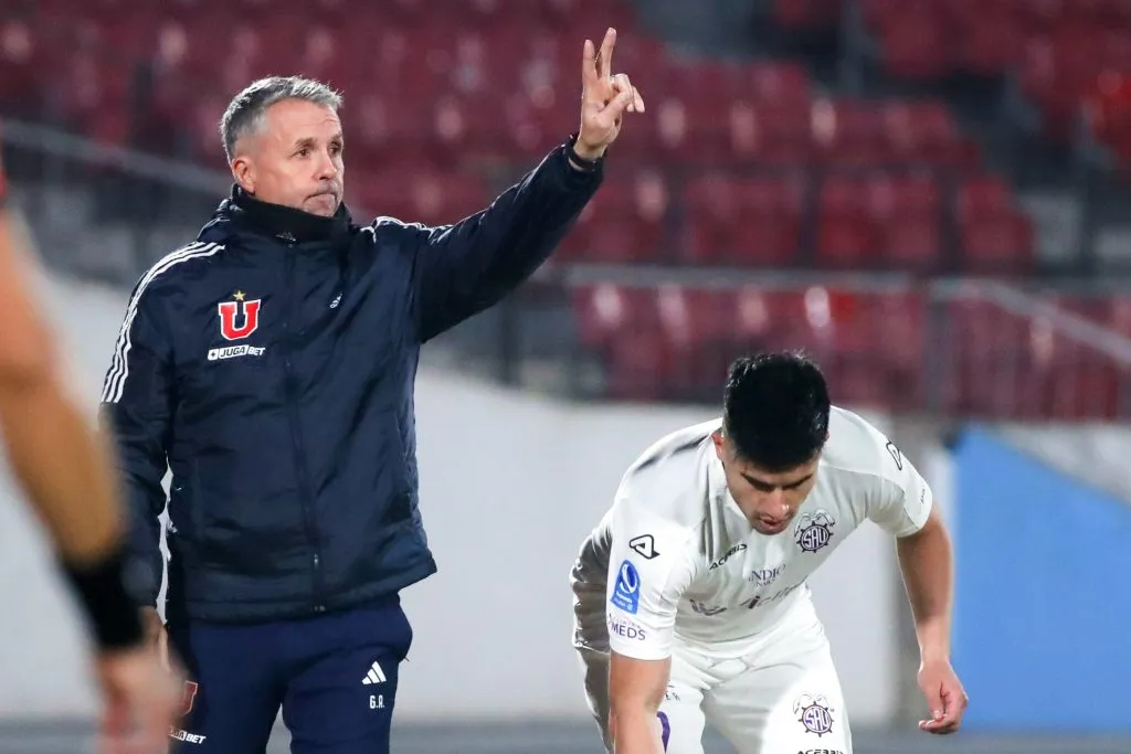 Gustavo Álvarez quiere completar los cupos para refuerzos en Universidad de Chile.