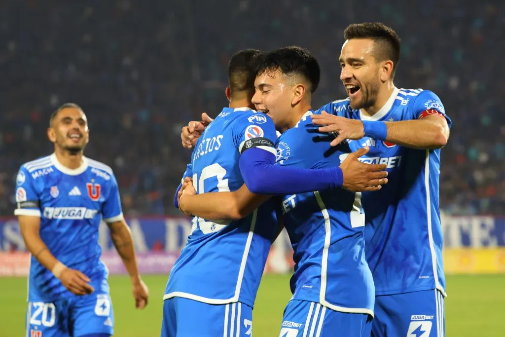 Vásquez celebrando junto a sus compañeros su primer gol en el profesionalismo | FOTO: Marcelo Hernandez/Photosport