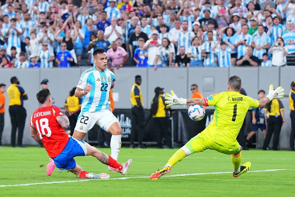 Pese a la eliminación de Chile, Claudio Bravo brilló en lo dos partidos que jugó en la Copa América 2024. (Foto: Mitchell Leff/Getty Images)