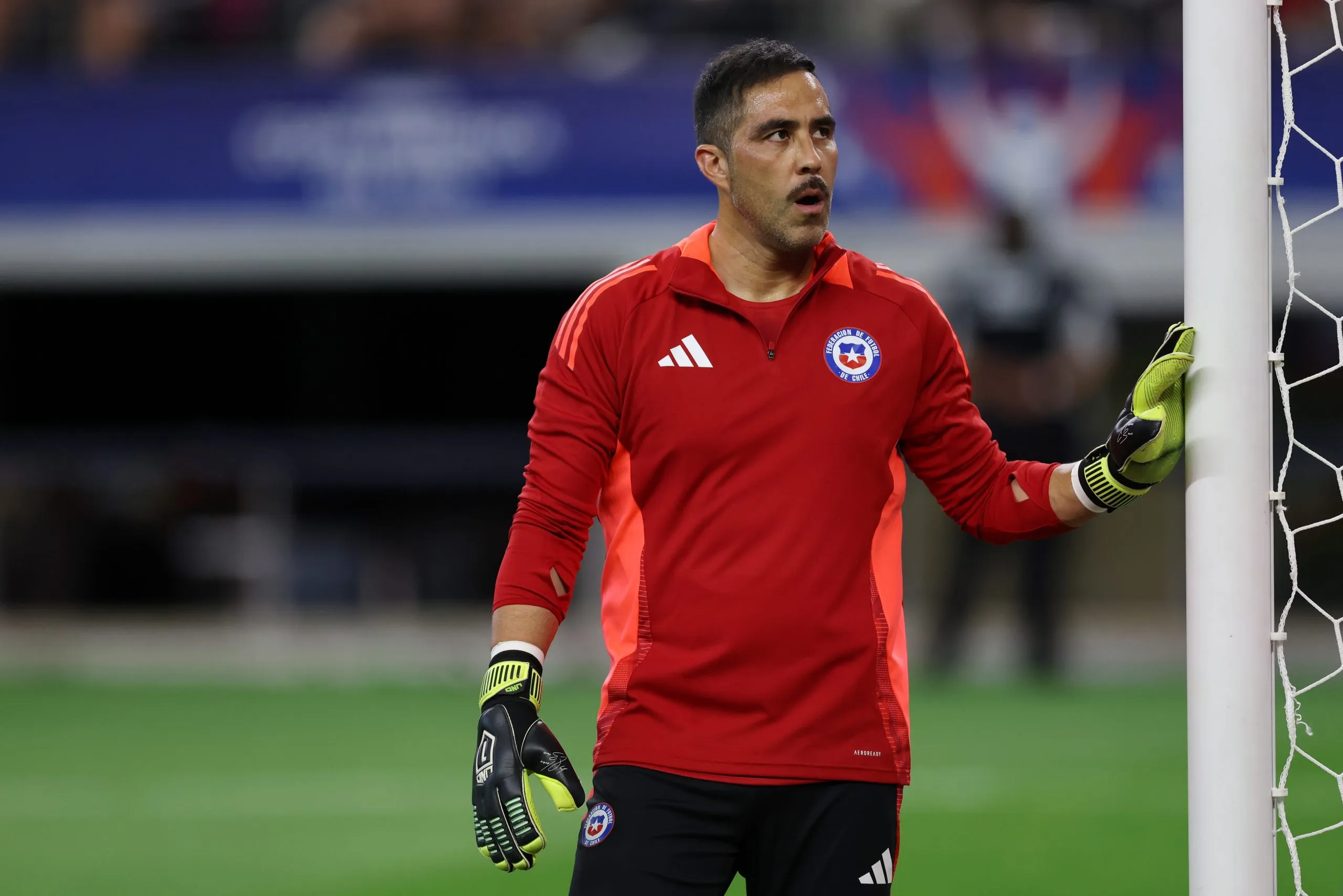 Claudio Bravo puso en duda su futuro en el fútbol. (Foto: Ron Jenkins/Getty Images)