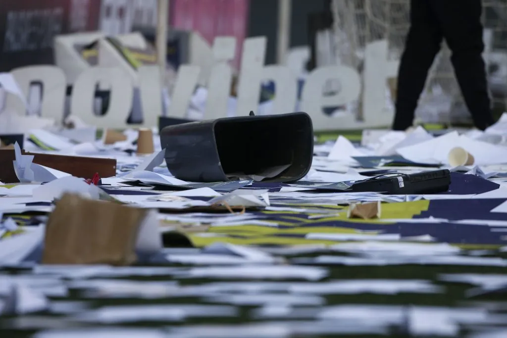 Los incidentes que realizaron los hinchas de Colo Colo en La Florida. (Foto: Photosport)