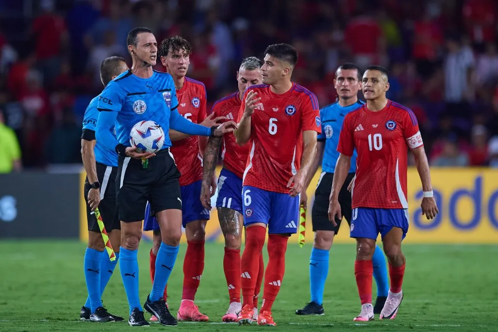 Jugadores de Chile reclamando a Wilmar Roldán. (Foto: Photosport)