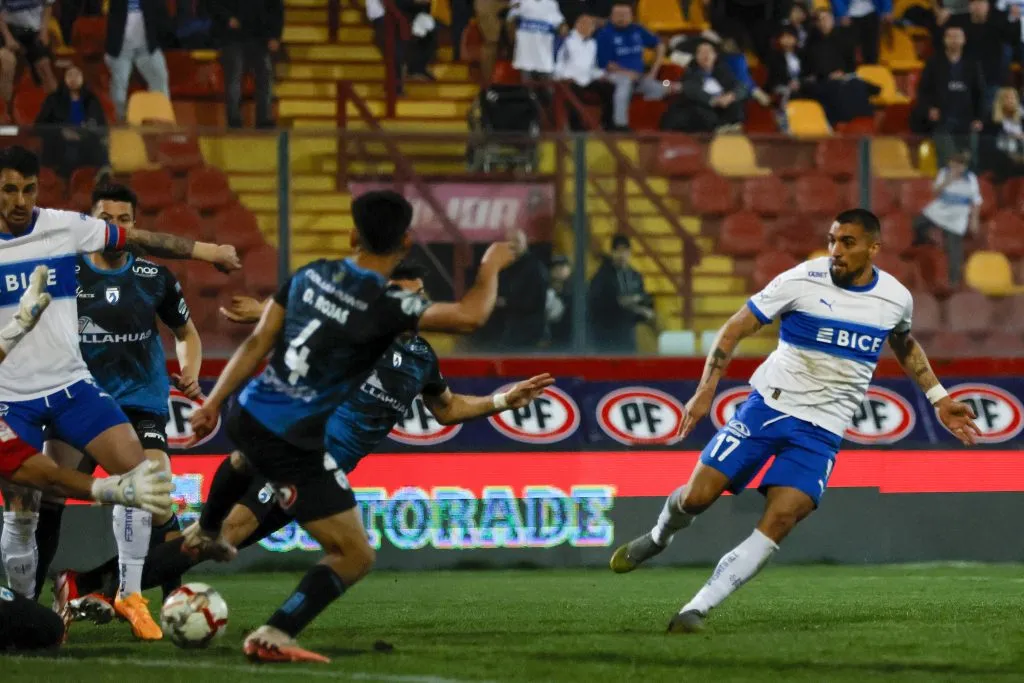 Ampuero se despachó un verdadero golazo para salvar a la UC| FOTO: Andres Pina/Photosport