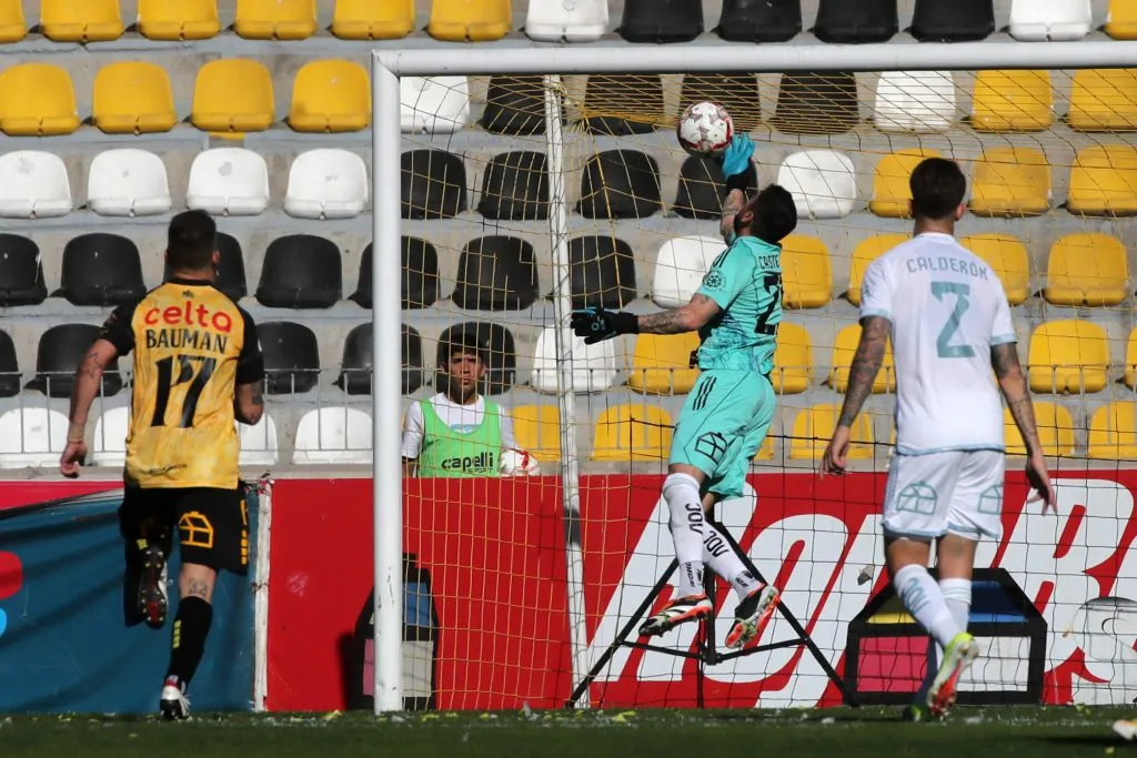 Una de las tantas atajadas de Castellón ante Coquimbo | FOTO: Jonnathan Oyarzun/Photosport