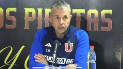 Gustavo Álvarez golpea la mesa por el arbitraje