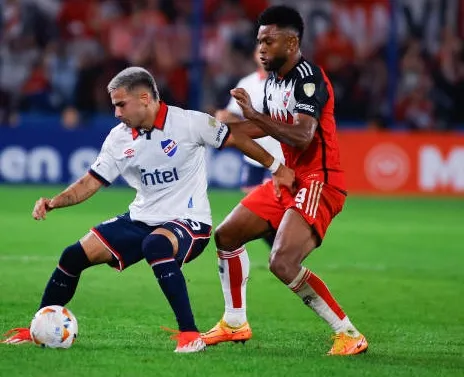 Antoni jugando por Nacional ante River Plate (Getty Images)